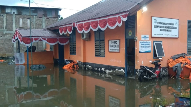 Banjir merendam kantor BPBD Mamuju usai diguyur hujan deras. Foto: Awal Dion/SulbarKini