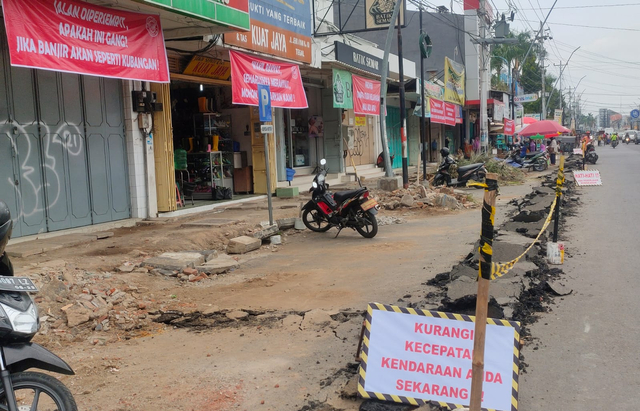 Sejumlah toko di sepanjang Jalan Ahmad Yani Kota Tegal, Jawa Tengah memasang spanduk protes terhadap proyek City Walk "Malioboro" yang terus dikerjakan.