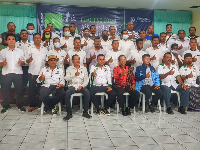 Pose bersama peserta, pengurus ASKAB PSSI dan instruktur pada pembukaan kursus kepelatihan Lisensi D Diploma Sabtu (23/10) malam. Foto: Mario WP Sina