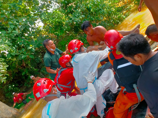 Proses evakuasi jenazah korban tenggelam di Sungai Pinoh Desa Labai Mandiri. (Foto: Dokumen Polres Melawi)