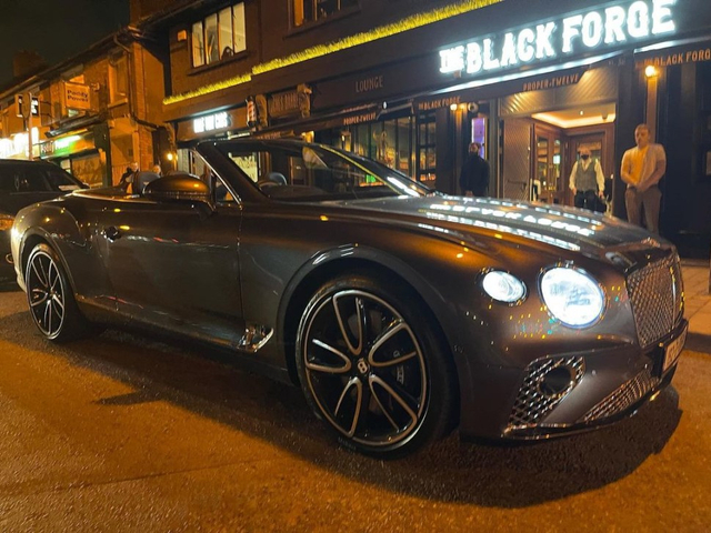 Conor McGregor pamer mobil Bentley mewahnya. Foto: Instagram/@thenotoriousmma
