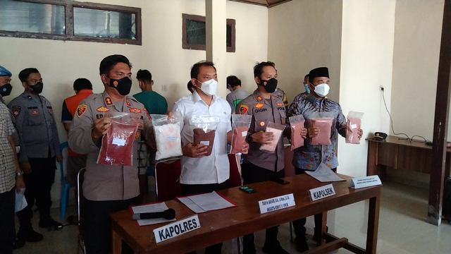 Polisi Gerebek Rumah di Lampung Selatan yang Jadi Pabrik Pupuk Oplosan (2)