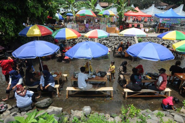 Sejumlah pengunjung menikmati suasana di wisata kuliner air di Pengging, Banyudono, Boyolali, Jawa Tengah, Minggu (24/10/2021). Foto: Aloysius Jarot Nugroho/Antara Foto