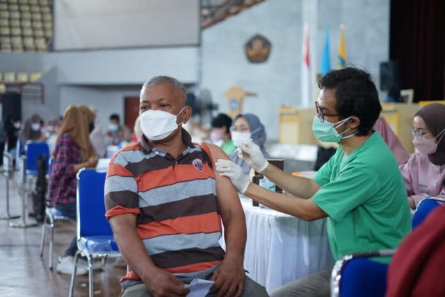 Seorang warga saat sedang disuntik di vaksin oleh tenaga kesehatan di GSG Universitas Lampung, Sabtu (23/10) | Foto : Ist
