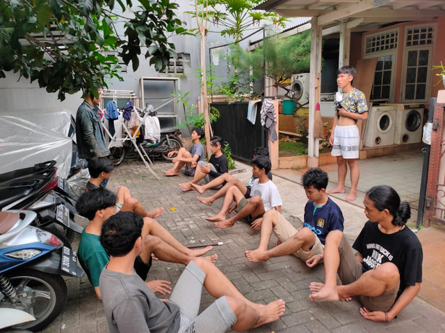 Proses latihan olah suara dengan pernapasan perut yang dilakukan oleh UKM Teater Syahid dan mahasiswa magang PBSI UIN Syarif Hidayatullah Jakarta untuk pementasan "Janger Merah" karya Ibed Surgana Yuga