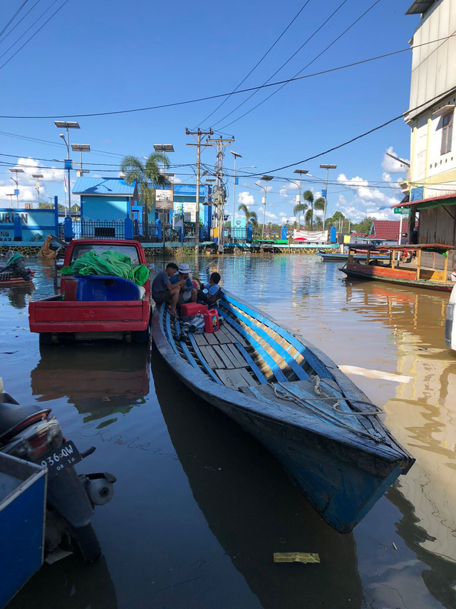 Banjir menggenangi ruas jalan di pantai Sungai Durian, Kelurahan Kapuas Kanan Hulu. Tingginya curah hujan membuat kawasan pesisir di Kabupaten Sintang terendam banjir. (Yusrizal/Hi! Pontianak)