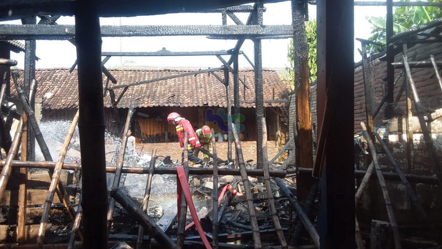 Petugas saat lakukan pemadaman kebakaran rumah di Desa Woro, Kecamatan Kepohbaru, Kabupaten Bojonegoro. Minggu (24/10/2021) (foto: dok istimewa)
