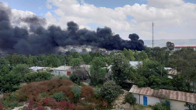 Asap mengepul dari lokasi serangan udara, di Mekelle, ibu kota wilayah Tigray, Ethiopia Rabu (20/10/2021). Foto: Stringer/Reuters