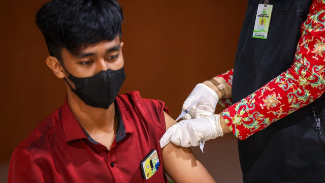Warga menjalani vaksinasi di Aceh. Foto: acehkini 