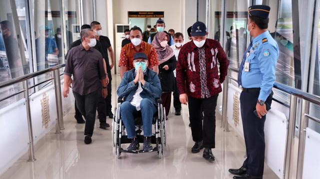 Gubernur Aceh (pakai kursi roda) saat tiba di Bandara SIM. Aceh Besar. Foto: Humas Aceh