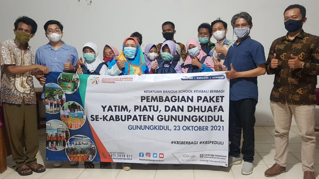 Pembagian paket untuk anak yatim, piatu, dan dhuafa di sekolah se-Kabupaten Gunungkidul. Foto: Tugu Jogja