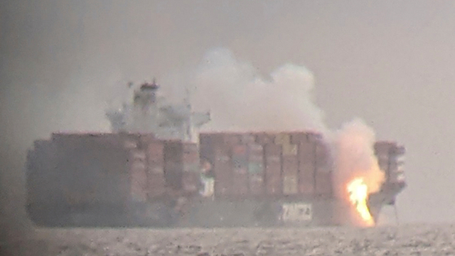 Kapal Kargo Pengangkut Peti Kemas Berisi Bahan Kimia Kebakaran (51326)