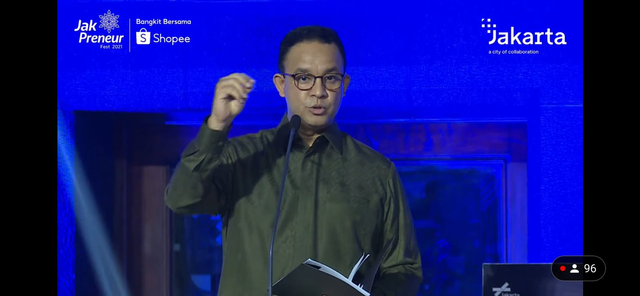 Gubernur DKI Jakarta, Anies Baswedan menghadiri kegiatan acara Malam Apresiasi Jakpreneur Fest 2021 di Museum Bank Mandiri, Kota Tua, Taman Sari, Jakarta Barat, Minggu (24/10). Foto: Youtube/Pemprov DKI Jakarta