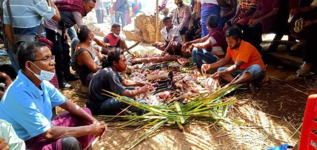 Keterangan foto: Ritus pembagian daging kurban dalam dilakukan para kepala suku. Foto: istimewa.