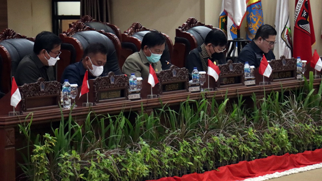 Pimpinan DPRD Sulawesi Utara bersama Gubernur dan Wakil Gubernur Sulut, pada rapat paripurna penandatangan nota kesepakatan KUA PPAS APBD Tahun Anggaran 2022