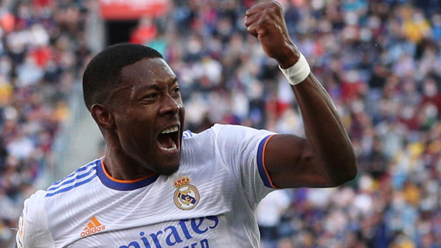 Pemain Real Madrid David Alaba merayakan gol pertama mereka saat hadapi Barcelona di Stadion Camp Nou, Barcelona, Spanyol, Minggu (24/10). Foto: Albert Gea/REUTERS