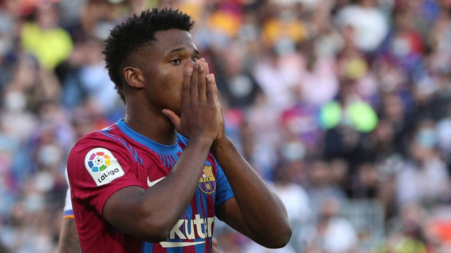 Reaksi Ansu Fati dari FC Barcelona setelah kehilangan kesempatan untuk mencetak gol ke gawang Real Madrid di Stadion Camp Nou, Barcelona, Spanyol, Minggu (24/10). Foto: Albert Gea/REUTERS