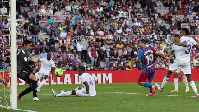 Pemain FC Barcelona Sergio Aguero mencetak gol pertama mereka saat hadapi Real Madrid di Stadion Camp Nou, Barcelona, Spanyol, Minggu (24/10). Foto: Albert Gea/REUTERS