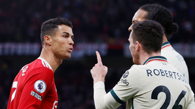 Pemain Manchester United Cristiano Ronaldo bentrok dengan pemain Liverpool Andrew Robertson dan Virgil van Dijk di Stadion Old Trafford, Manchester, Inggris, Minggu (24/10). Foto: Phil Noble/REUTERS