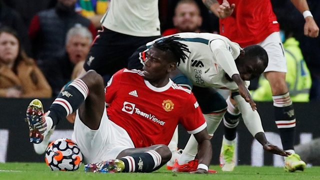 Pemain Manchester United Paul Pogba melanggar pemain Liverpool Naby Keita di Stadion Old Trafford, Manchester, Inggris, Minggu (24/10). Foto: Phil Noble/REUTERS