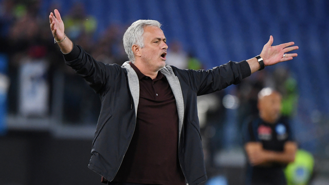 Reaksi Pelatih AS Roma Jose Mourinho saat laga AS Roma vs Napoli di Stadio Olimpico, Roma, Italia, Minggu (24/10). Foto: Alberto Lingria/REUTERS