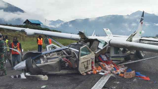 Pesawat kargo Smart Air jatuh di Bandara Aminggaru Ilaga, Kabupaten Puncak. (Dok Diskominfo Puncak) 