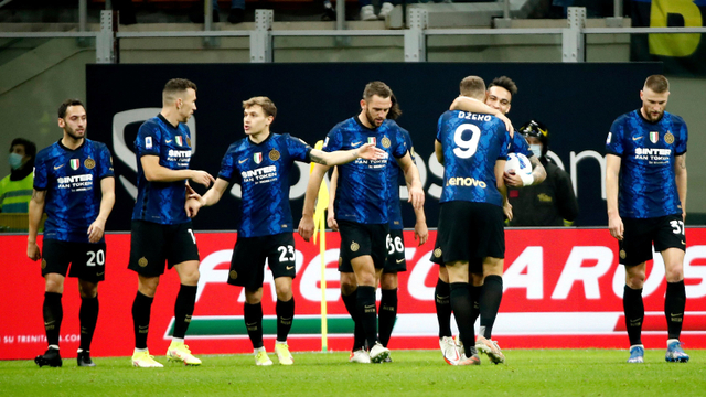Selebrasi pemain Inter Milan usai mencetak gol ke gawang Juventus pada pertandingan lanjutan Liga Italia di San Siro, Milan, Italia. Foto: Alessandro Garofalo/REUTERS