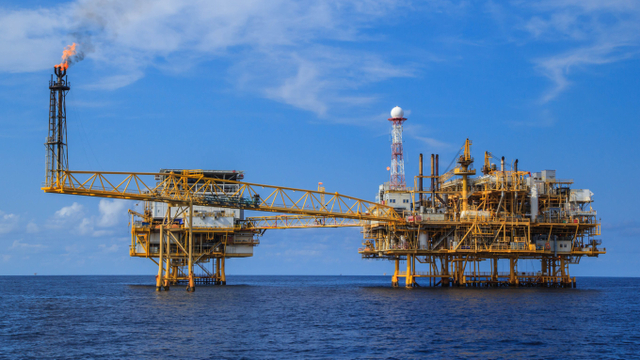 Ilustrasi kilang minyak di tengah laut. Foto: Shutterstock