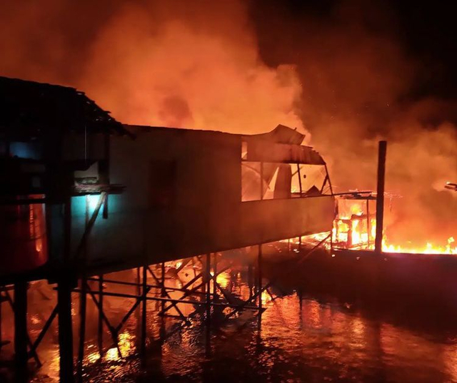 3 kapal dan satu kios dilaporkan terbakar pada peristiwa ini. Foto: Dok. Damkar Ketapang