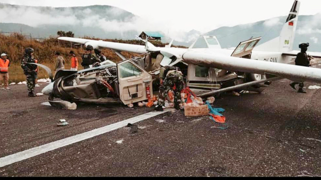 Pesawat kargo Smart Air jatuh di Bandara Ilaga Puncak Papua. (Dok Humas Polda Papua) 