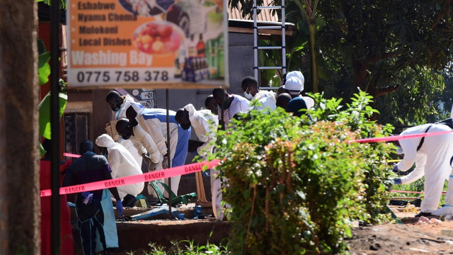 Petugas mengamankan lokasi ledakan di Komamboga, pinggiran utara Kampala, Uganda. Foto: Abubaker Lubowa/REUTERS