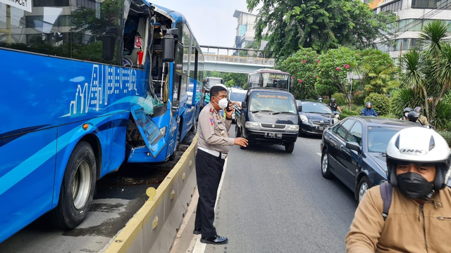 Kecelakaan bus Transjakarta di ruas Jalan MT Haryono, Jakarta, Senin (25/10).  Foto: Twitter/@TMCPoldaMetro