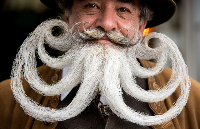 Kontes adu unik kumis dan Janggut di Jerman. Foto:  REUTERS/Lukas Barth