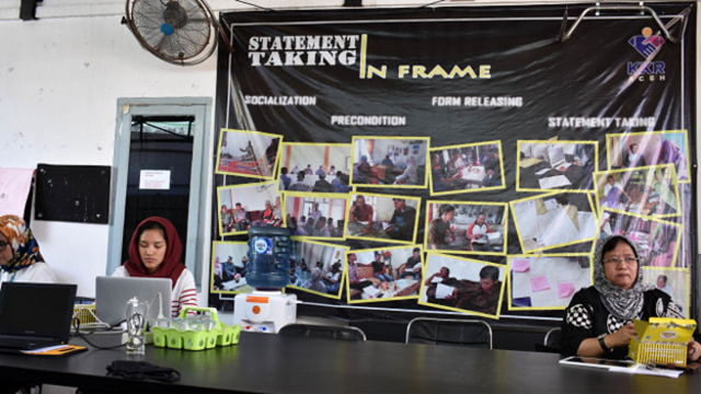 Spanduk di kantor KKR Aceh, berisikan sejumlah kegiatan pengambilan kesaksian para korban konflik Aceh. Foto: Adi Warsidi/acehkini