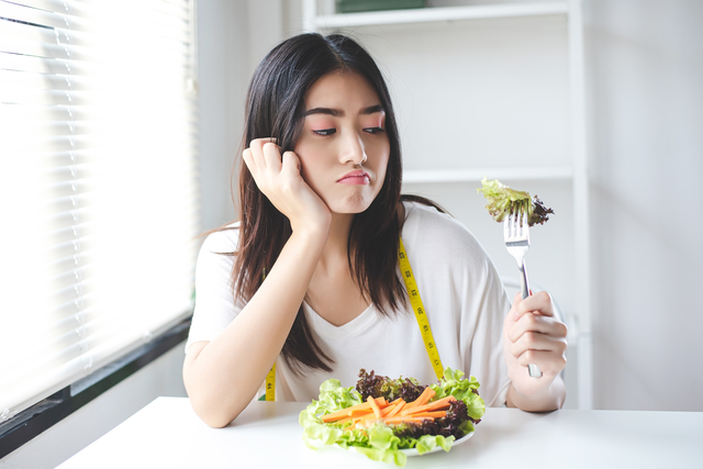 Ilustrasi wanita sedang menjalani program diet. Foto: Shuttertstock.