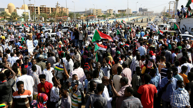 Asosiasi Profesional Sudan pada Senin menyerukan pemogokan umum dan pembangkangan sipil massal dalam menghadapi "kudeta militer," menyusul penangkapan para pemimpin sipil terkemuka di negara tersebut. Foto: REUTERS