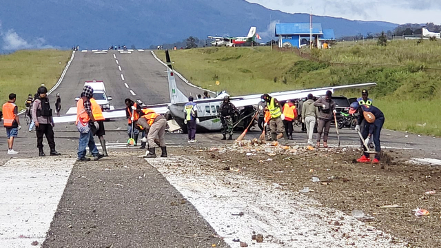 Pesawat Smart Air yang jatuh di Bandara Aminggaru Ilaga, Kabupaten Puncak. (Dok foto: istimewa) 