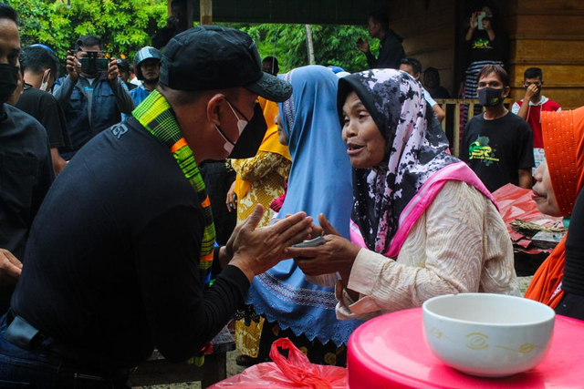 Mayjen TNI (Purn) Andi Sumangerukka, saat memberikan bantuan kepada para pelaku UMKM di Buton Selatan. Foto: Dok Istimewa.