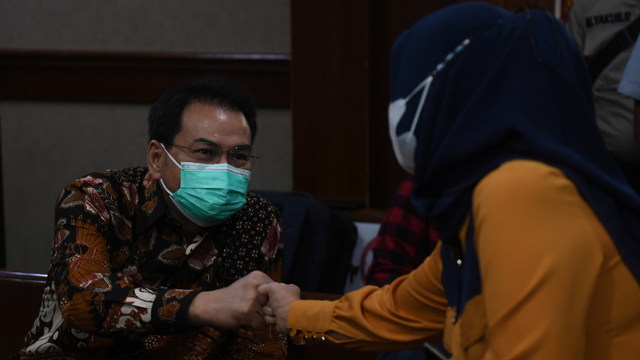 Mantan Wakil Ketua DPR Azis Syamsuddin menghadiri sidang lanjutan kasus dugaan suap penanganan perkara dengan terdakwa, mantan penyidik KPK AKP Stepanus Robin Pattuju dan pengacara Maskur Husain di Pengadilan Tipikor, Jakarta, Senin (25/10).  Foto: Akbar Nugroho Gumay/ANTARA FOTO