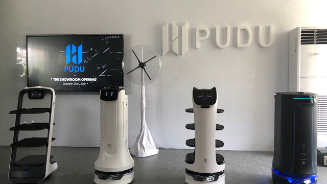 Deretan robot-robot pintar dari Pudu Robotics. Foto: Farren Sahertian/kumparan
