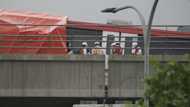 Petugas meninjau lokasi tabrakan LRT Jabodebek di Munjul, Jakarta Timur, Senin (25/10).  Foto: Iqbal Firdaus/kumparan