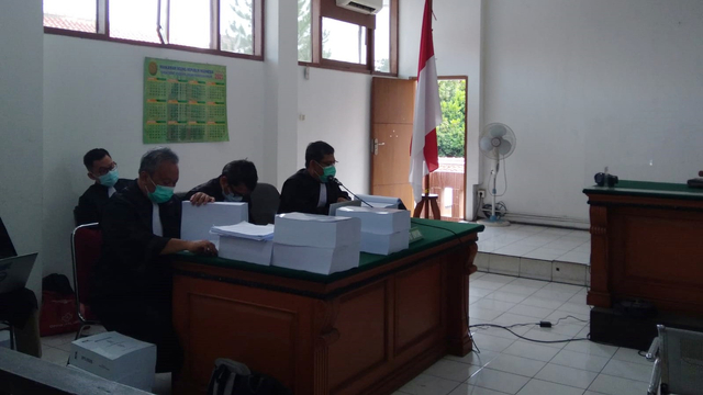 Jaksa KPK membacakan surat tuntutan Bupati Bandung Barat Aa Umbara Sutisna di Pengadilan Tipikor Bandung. Foto: kumparan