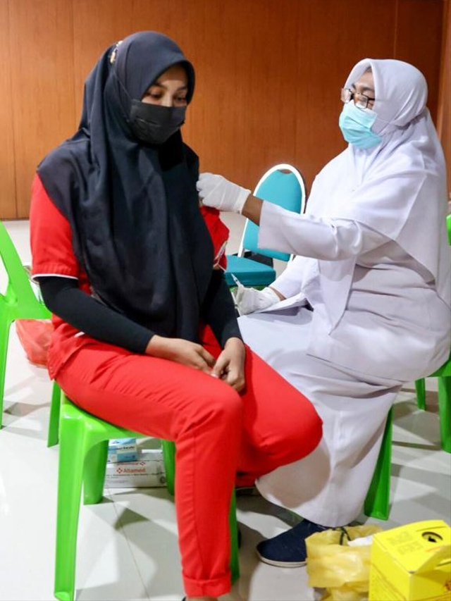 Petugas SPBU di Banda Aceh menjalani vaksinasi. Foto: Suparta/acehkini 