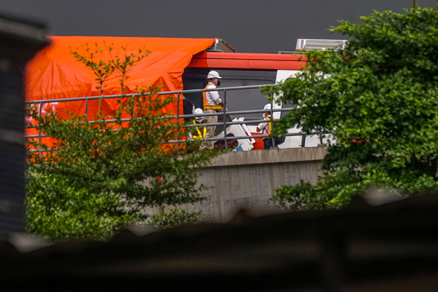 Petugas meninjau kondisi LRT Jabodebek yang tabrakan di Munjul, Jakarta Timur (25/10).
 Foto: Iqbal Firdaus/kumparan