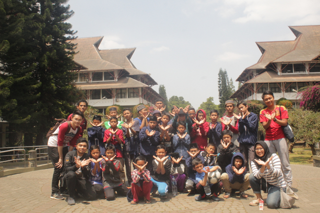 Foto bersama anak-anak Say Yes To Books di Institut Teknologi Bandung 