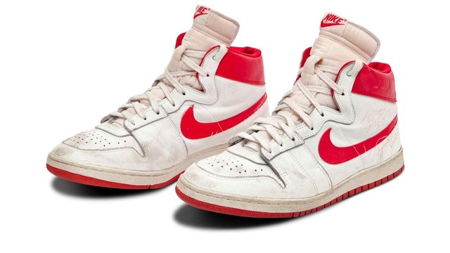 Sepatu Michael Jordan ini dibeli oleh kolektor terkenal Nick Fiorella.