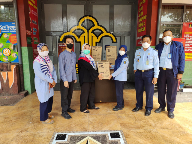 Sub Koordinator Program LP2M UM, Yusniawati bersama tim melaksanakan serah terima alat produksi kopi, di Lapas Kelas 1 Lowokwaru. Foto: dok LP2M UM