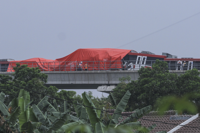 Petugas memeriksa gerbong kereta LRT yang mengalami kecelakaan di ruas Cibubur-TMII, Jakarta, Senin (25/10). Foto: Asprilla Dwi Adha/ANTARA FOTO