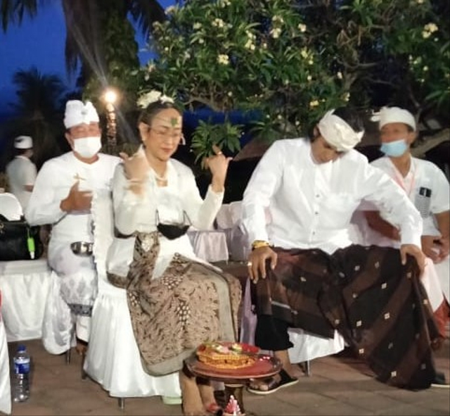 Sukmawati Soekarnoputri saat mengikuti upacara Melukat - IST