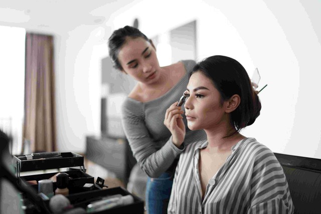 Ilustrasi tren make up dari masa ke masa. Sumber: unsplash